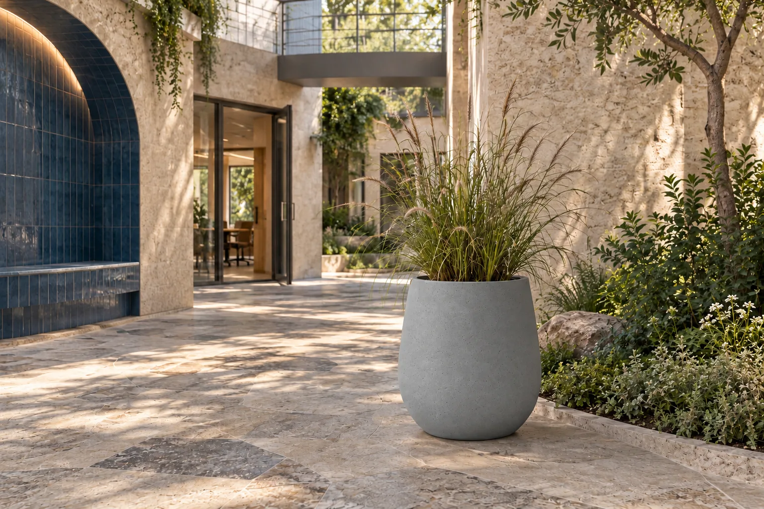 Fioriera Vaso in Fibra di Vetro "Pancia Basse" – Fioriera Bassa di Design per Interno ed in finitura Basse — vista 7 di 12